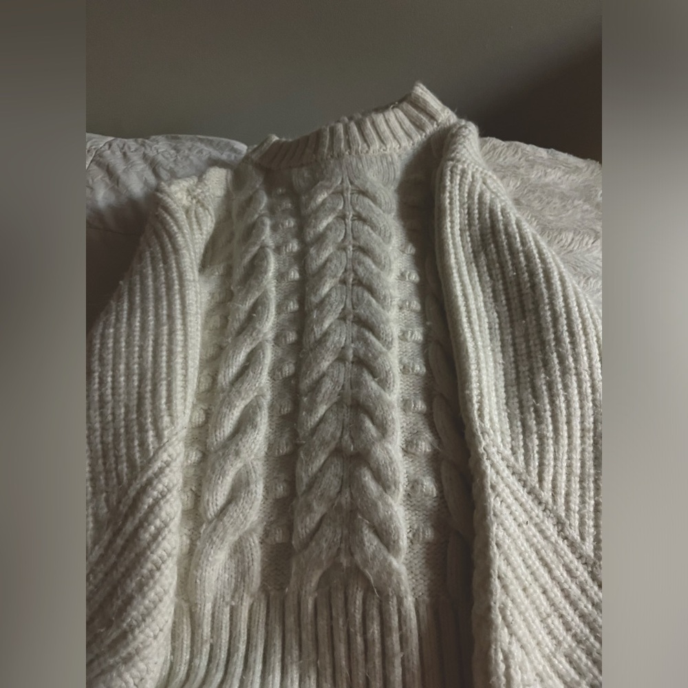 WHITE SUPER CUTE SWEATER